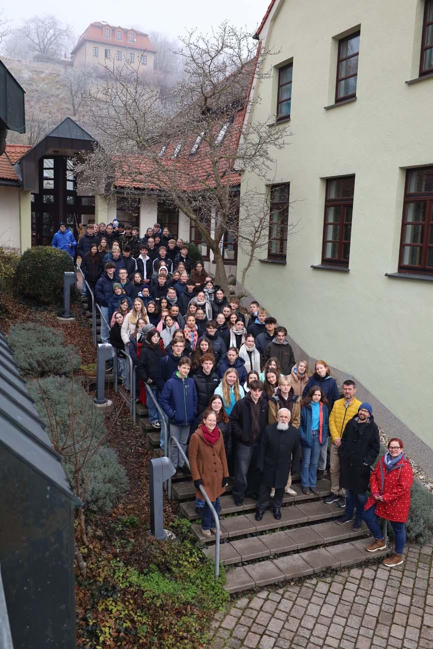 Jugendliche auf einer Treppe