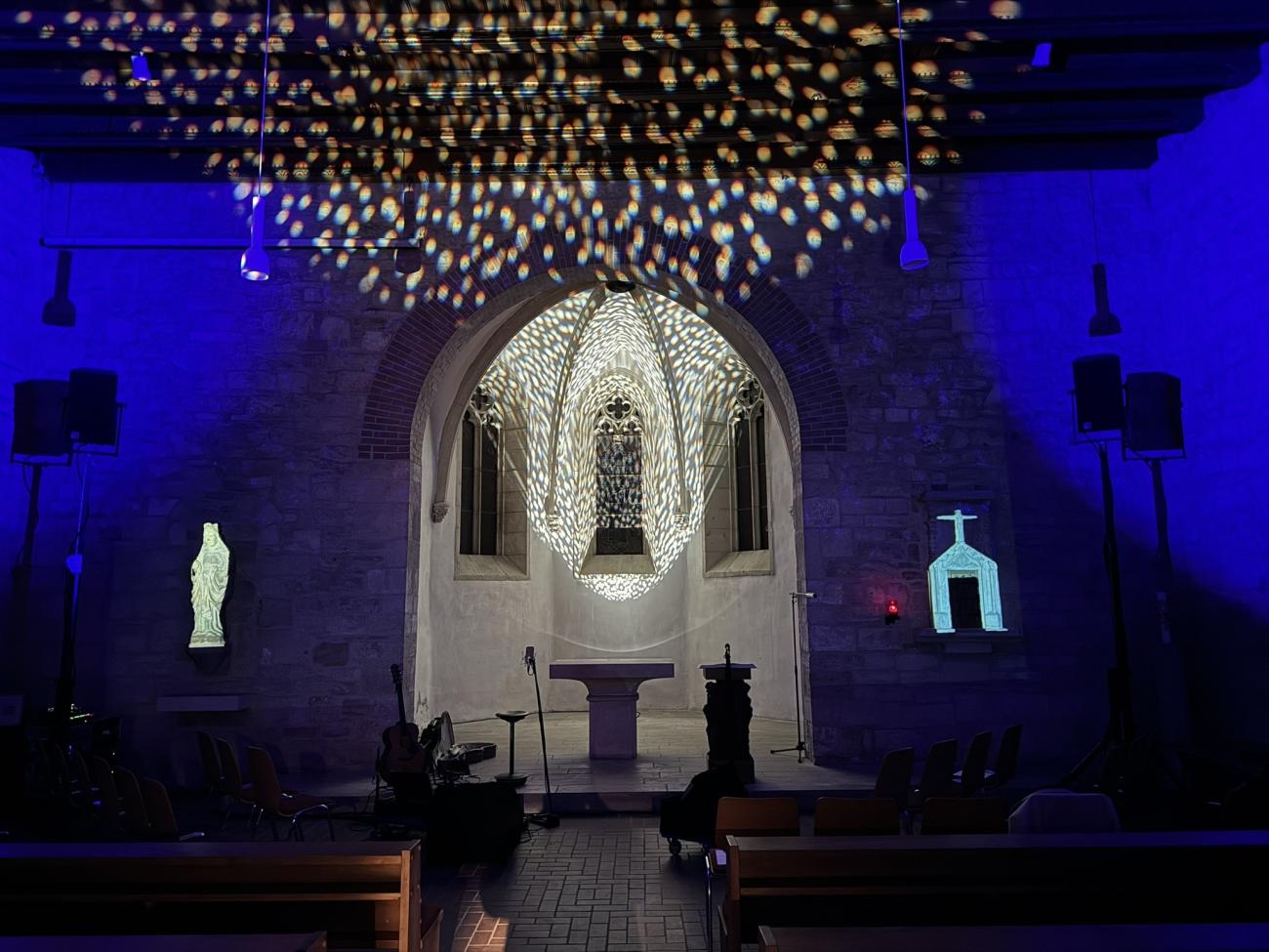 Lichtinstallation in einer Kirche