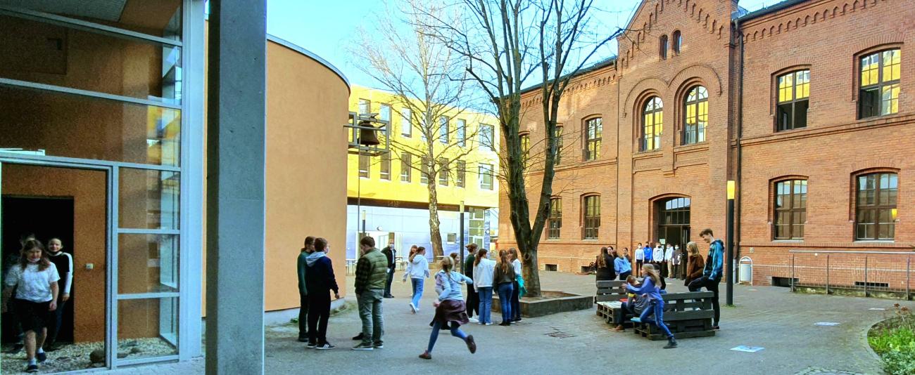 Kinder auf einem Schulhof